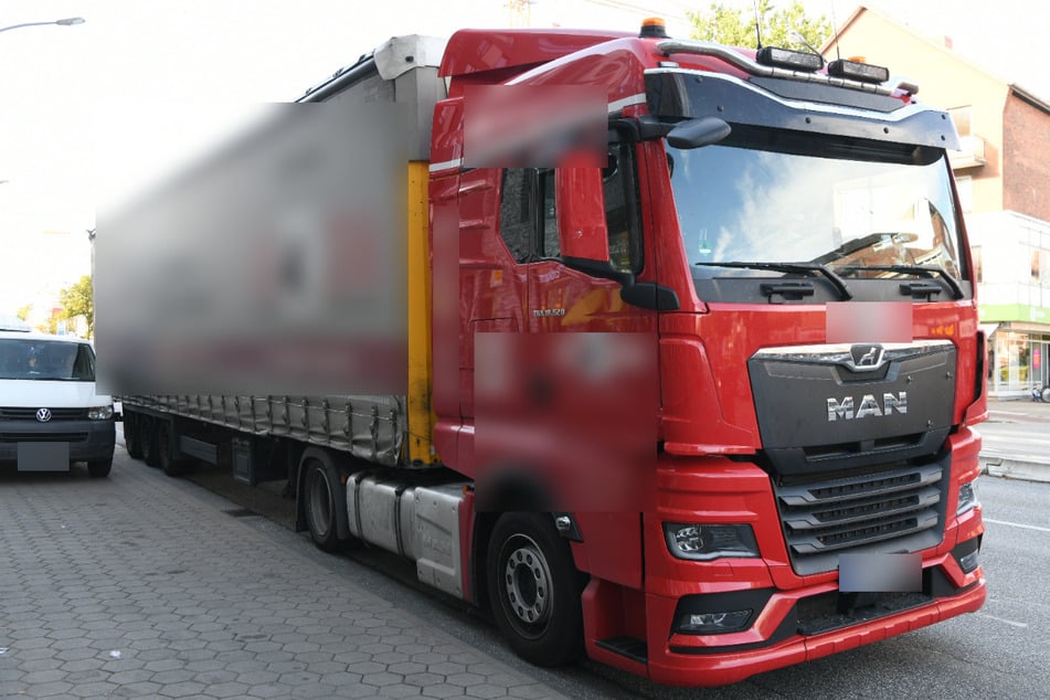 Der Lastwagen war dem Mann über den Fuß gefahren und war erst mehr als 150 Meter zum Stehen gekommen.