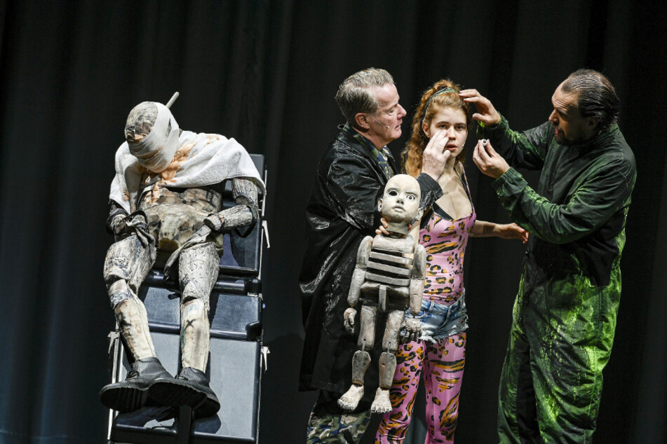 In "Woyzeck" stehen Torsten Ranft (l.) und Luise Aschenbrenner gemeinsam auf der Bühne des Schauspielhauses.
