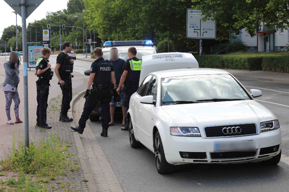 In Rostock wurde eine Frau am Sonntagmorgen von mehreren Männern überfallen und in ein Auto gezerrt. Eine Sofortfahndung der Polizei hatte Erfolg.