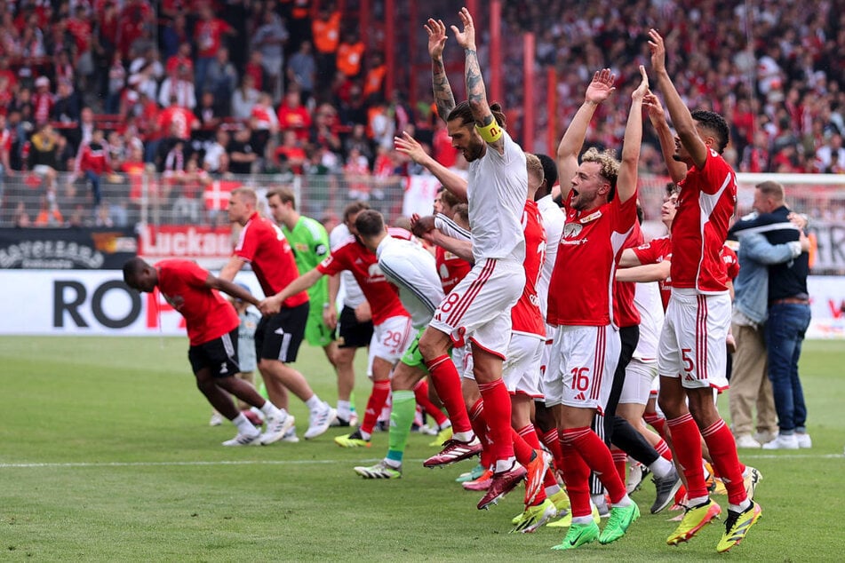 Auch dank Werder Bremen konnten die Spieler von Union Berlin mit ihren Fans in der Alten Försterei den Klassenerhalt feiern.