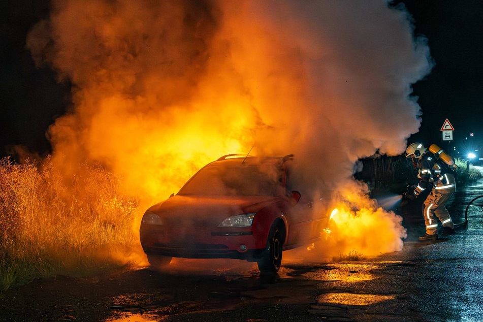 An der B96 stand ein Ford in Vollbrand.