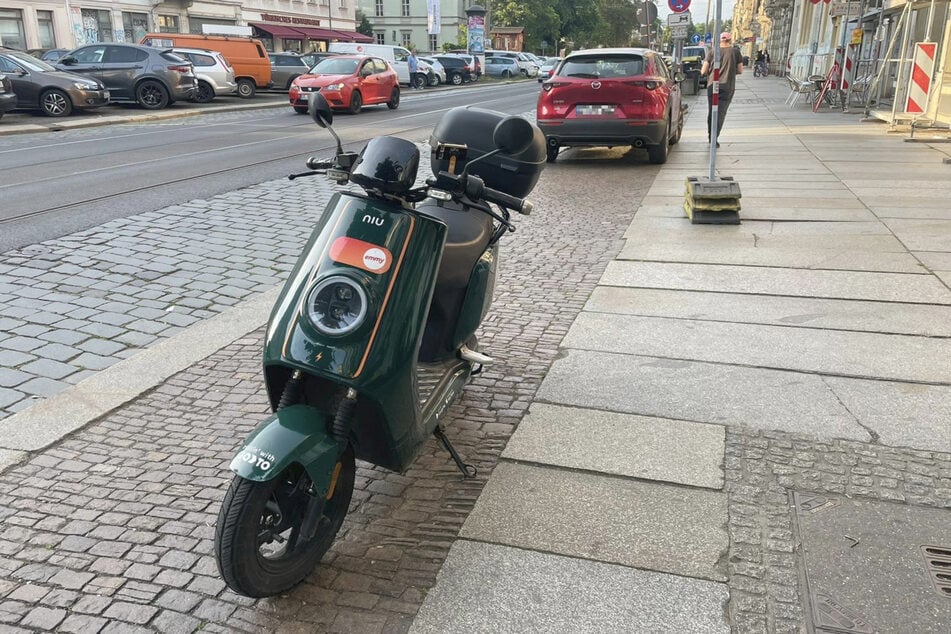 "Blockade" von Auto-Parkplätzen: Vielerorts werden die E-Mopeds so abgestellt.