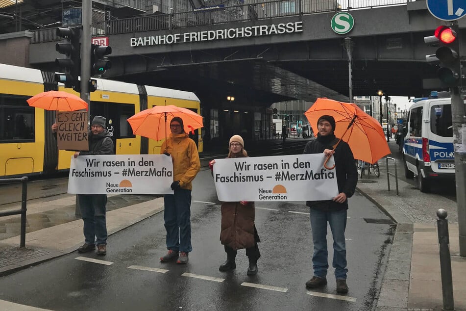 Henning Jeschke (26, r.) und seine Mitstreiter haben sich unter Polizeiaufsicht am Bahnhof Friedrichstraße postiert.