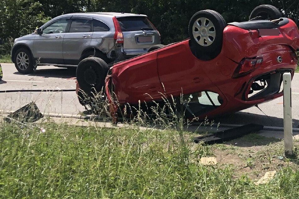 Der Wagen blieb auf dem Dach liegen.