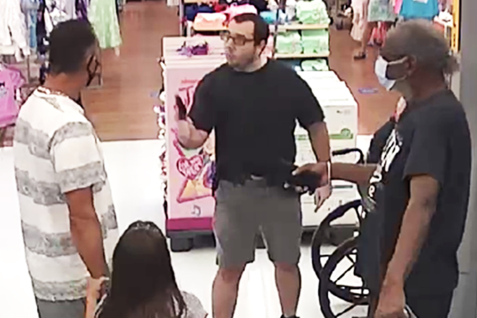 Der Masken-Verweigerer bedrohte Vater und Tochter sowie einen Fremden in einem "Walmart" mit einer Schusswaffe.
