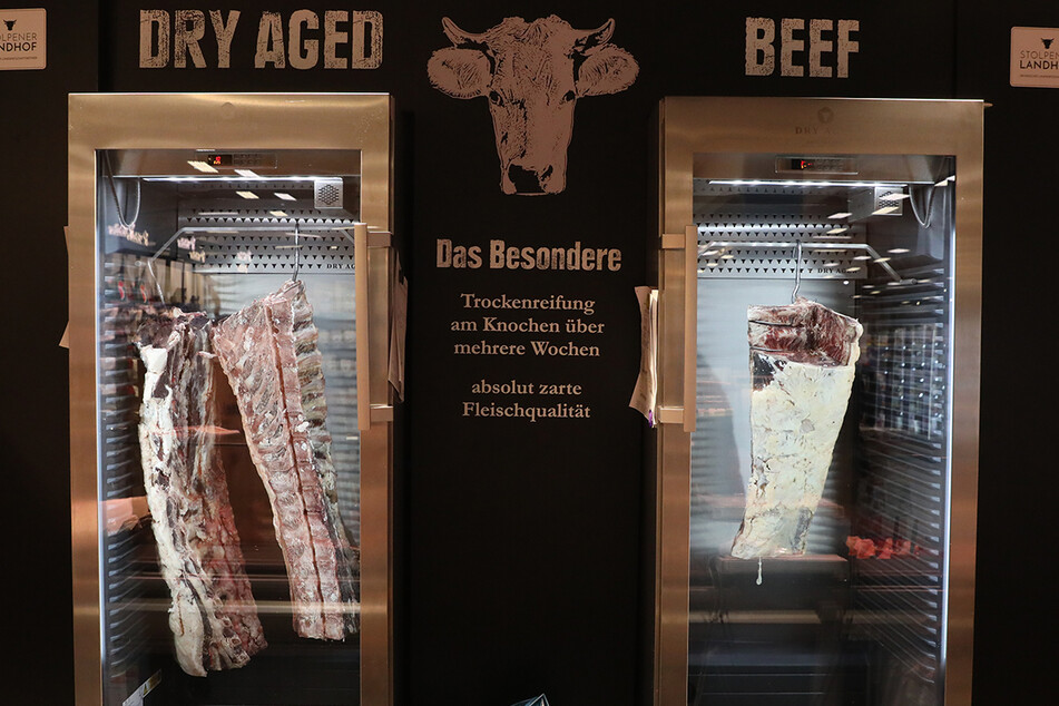 Ein weiterer Hingucker: Dry Aged Beef. Die Trockenreifung am Knochen über mehrere Wochen sorgt für absolut zarte Fleischqualität.