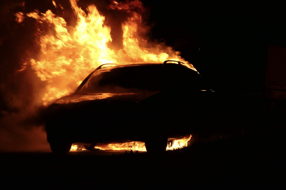Der Mercedes brennt komplett aus.