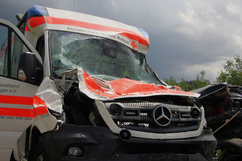 Auch ein Rettungswagen, der in den Unfall verwickelt war, wurde völlig zerstört.