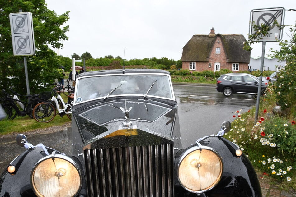 In einem schwarzen Rolls-Royce fuhr Scooter-Frontmann H.P. Baxxter (60) im Nieselregen vor die evangelische Kirche auf Sylt vor.