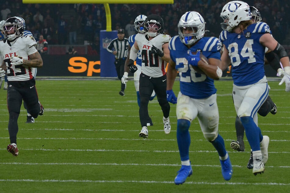 Schneller als der Auto-Fokus: Runningback Jonathan Taylor läuft über 83 Yards zur Endzone.