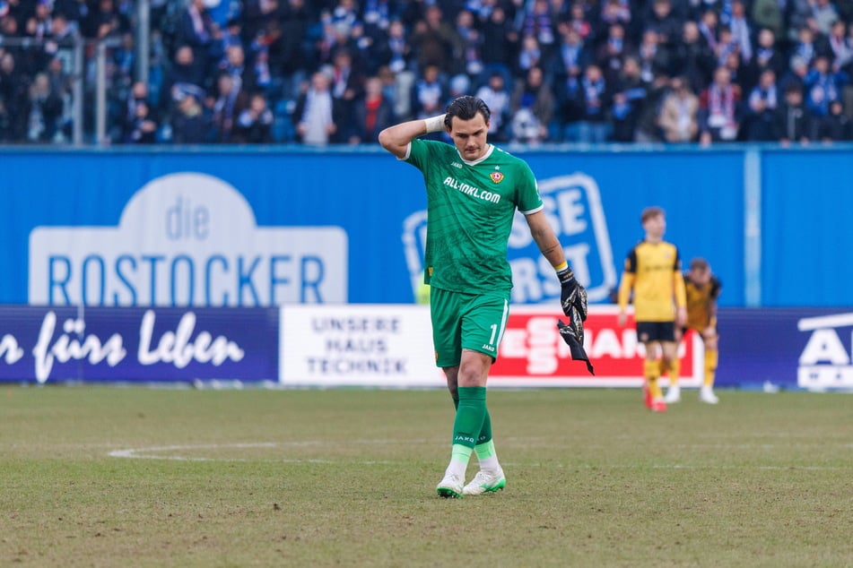 Dynamo-Keeper Tim Schreiber (22) griff sich nach dem Spiel in Rostock an den Kopf - diese Niederlage war vermeidbar.