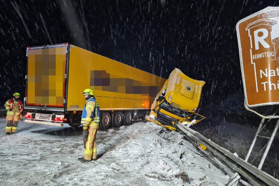 Auf winterglatter Straße geriet der Lkw ins Schleudern.