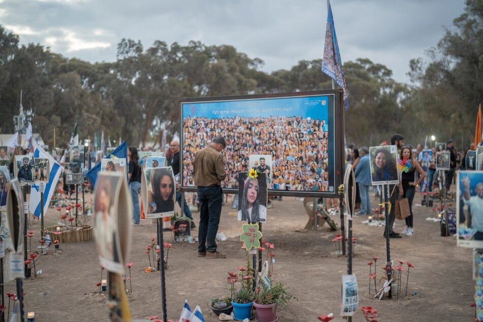 Angehörige und Freunde trauern auf dem Gelände des Nova-Festivals anlässlich des Hamas-Angriffs auf Israel.