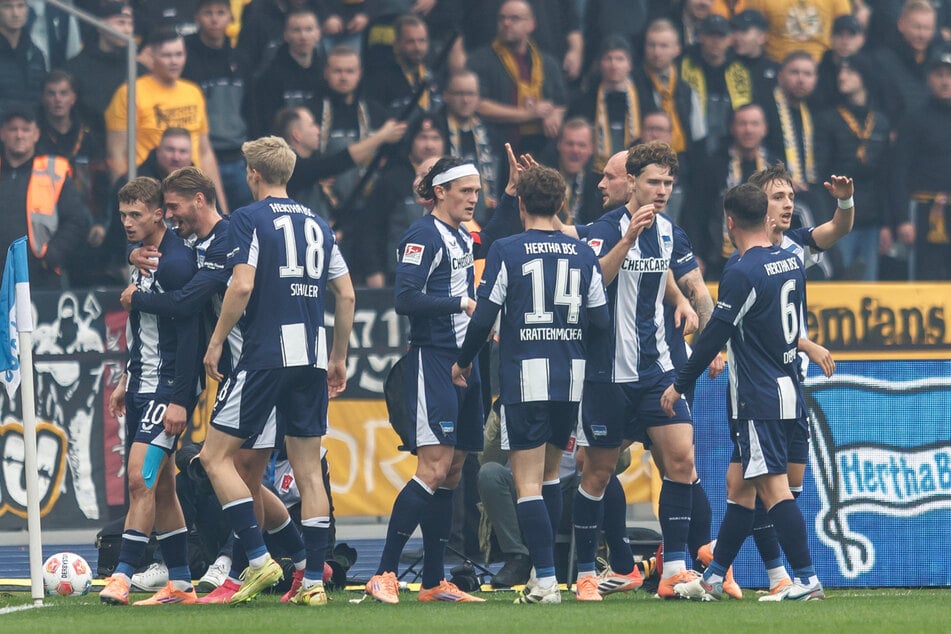 Lässt sich zu Recht feiern: Herthas Michaël Cuisance (26, l.).