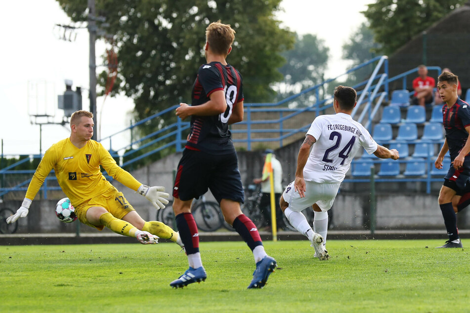 John Patrick Strauß (r.)trifft gegen Torwart Lukasz Legowski zum Endstand 4:0.