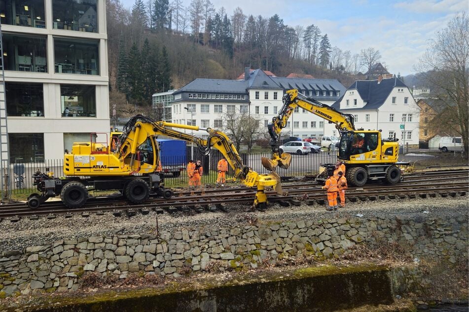 Die Reparaturarbeiten auf der Müglitztalbahn sind durch frostige Temperaturen ausgebremst worden.