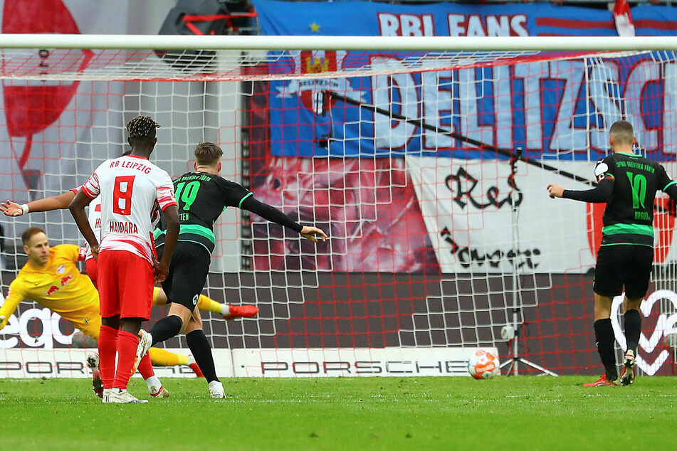 Drin isser! Branimir Hrgota (r.) verwandelt einen Foulelfmeter kurz vor dem Seitenwechsel zum 1:0 für Fürth.