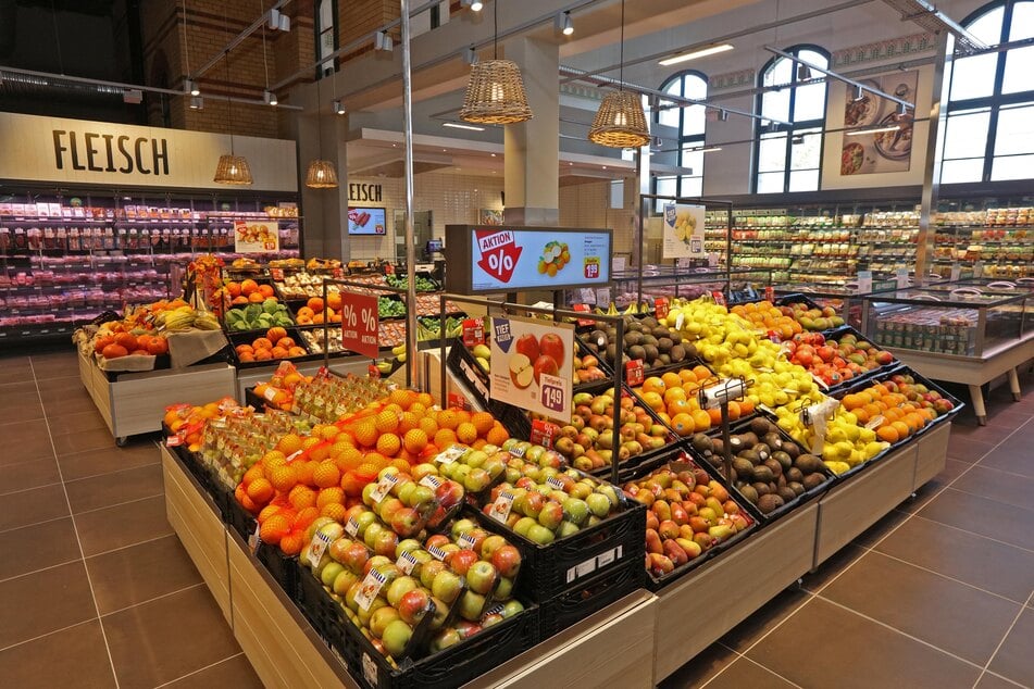 Ein Blick in das historische Gebäude: Der neue REWE-Markt bietet mehr als 20.000 Artikel an.