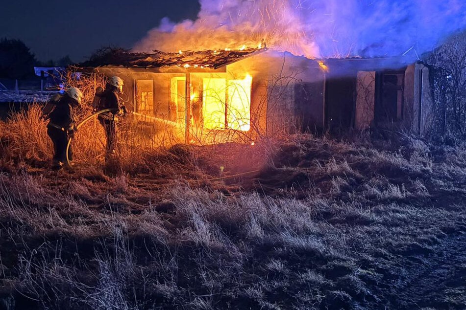 Gartenlaube brennt lichterloh: Wer hat sie angezündet?