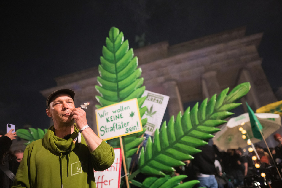 In einigen Städten feierten Menschen die Cannabis-Legalisierung mit öffentlichem Kiffen.