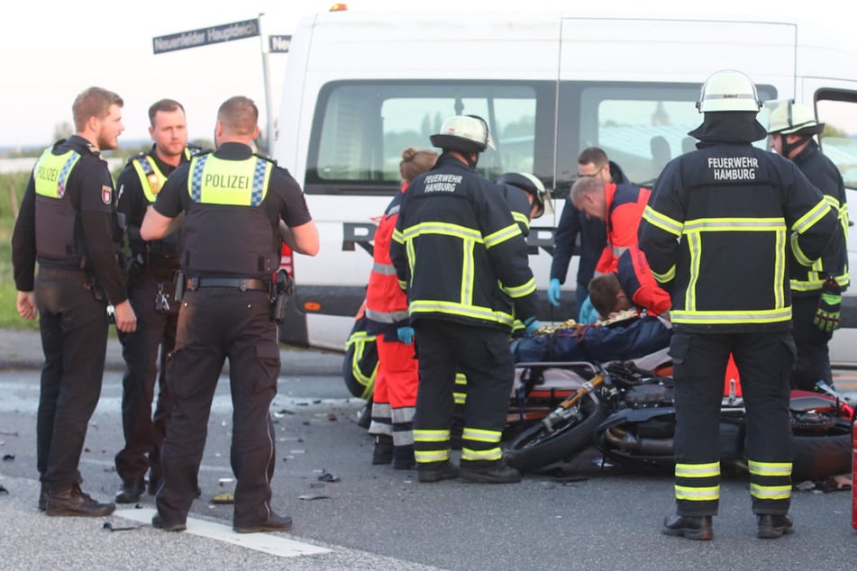 Ein Motorradfahrer ist bei einem Unfall in Hamburg am Mittwochabend offenbar lebensgefährlich verletzt worden.