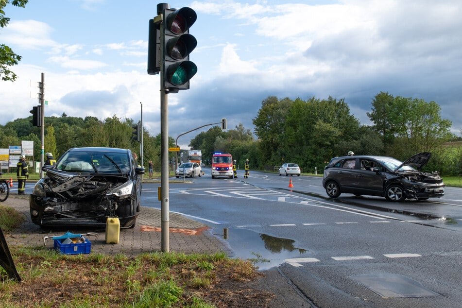 Beide Autofahrerinnen erlitten infolge des massiven Zusammenpralls zwischen Groß-Umstadt und Heubach schwere Verletzungen.