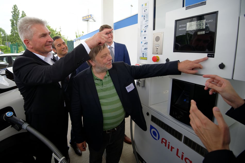 NRW-Wirtschaftsminister Andreas Pinkwart (60, FDP, l.) stellt am Montag eine Strategie vor, die den Einsatz von Wasserstoff beschleunigen soll.