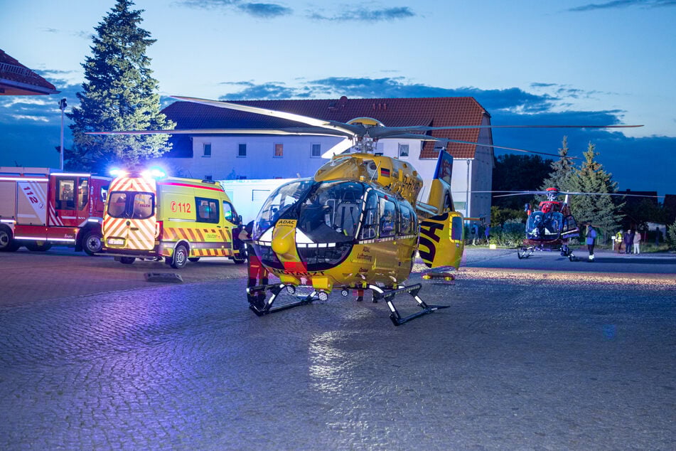 Einer der Männer wurde per Rettungshubschrauber in ein Krankenhaus nach Dresden geflogen.