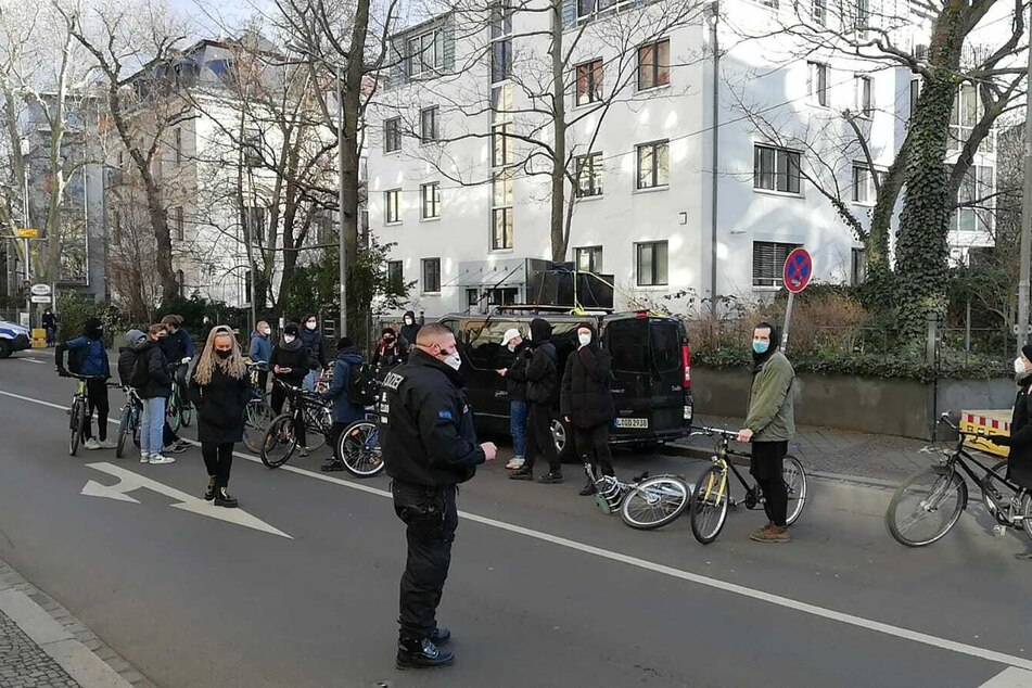 Mehrere Demonstranten sollen sich mittlerweile in Gohlis-Süd eingefunden haben. Eine Spontandemo wurde bis 17.30 Uhr genehmigt.
