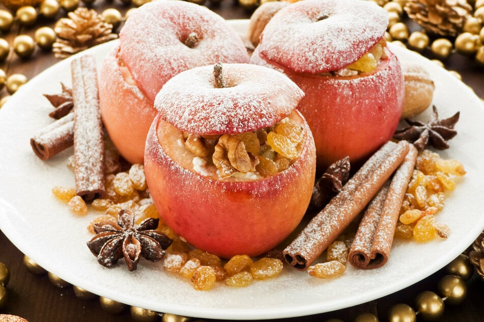 Karamellisierter Bratapfel mit Marzipan und Nüssen schmeckt nach Weihnachten und ist ein echter Blickfang auf der Weihnachtstafel.