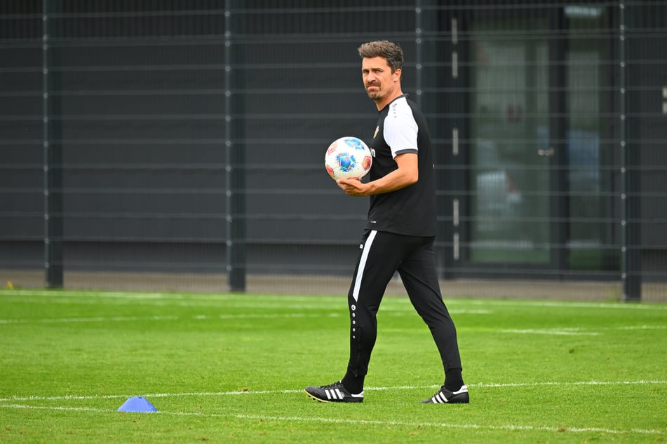 Personalsorgen in der Offensive: Dynamo-Coach Thomas Stamm (42) muss sich für die Partie bei Arminia Bielefeld etwas einfallen lassen.