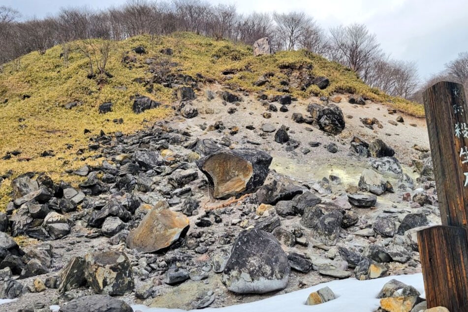 Das Vulkangestein liegt jetzt in zwei Hälften geteilt in den Bergen von Tochigi.