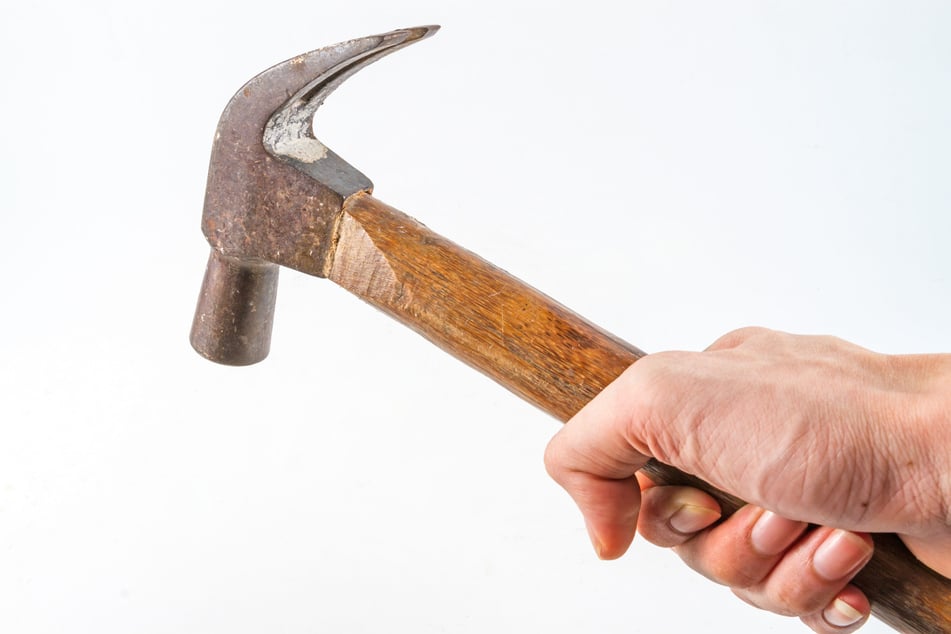 Der 13-Jährige schlug seine Mutter erst mit den bloßen Händen, dann griff er zum Hammer. (Symbolfoto)