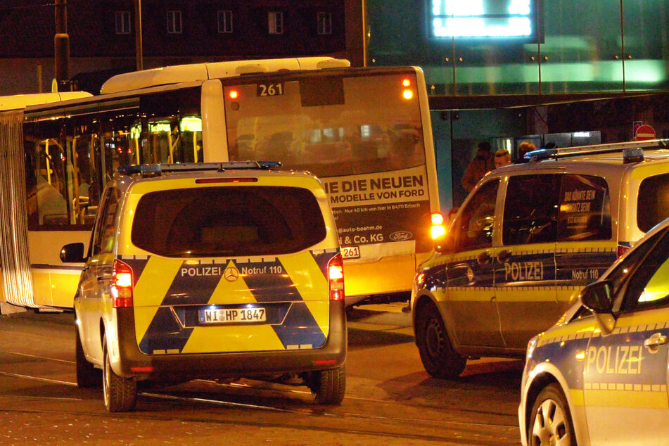 Am Darmstädter Hauptbahnhof stellten die Polizisten dann den Mann zur Rede.