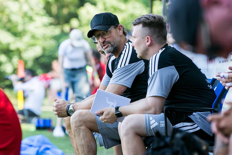 Pele Wollitz (60, l.) und Assistent Tobias Röder (28) tüfteln an der Taktik.