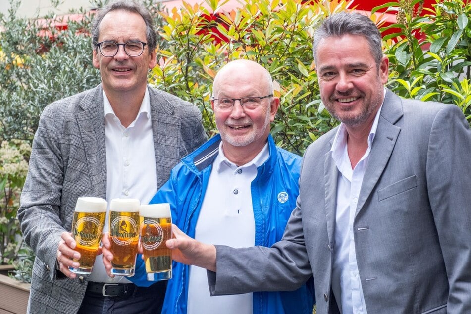 Stoßen aufs Stadtfest an (v.l.): Volker Bremer, Chef der Leipzig Tourismus und Marketing GmbH (LTM), Hauptorganisator Bernd Hochmuth und Radio-Leipzig-Moderator Roman Knoblauch.