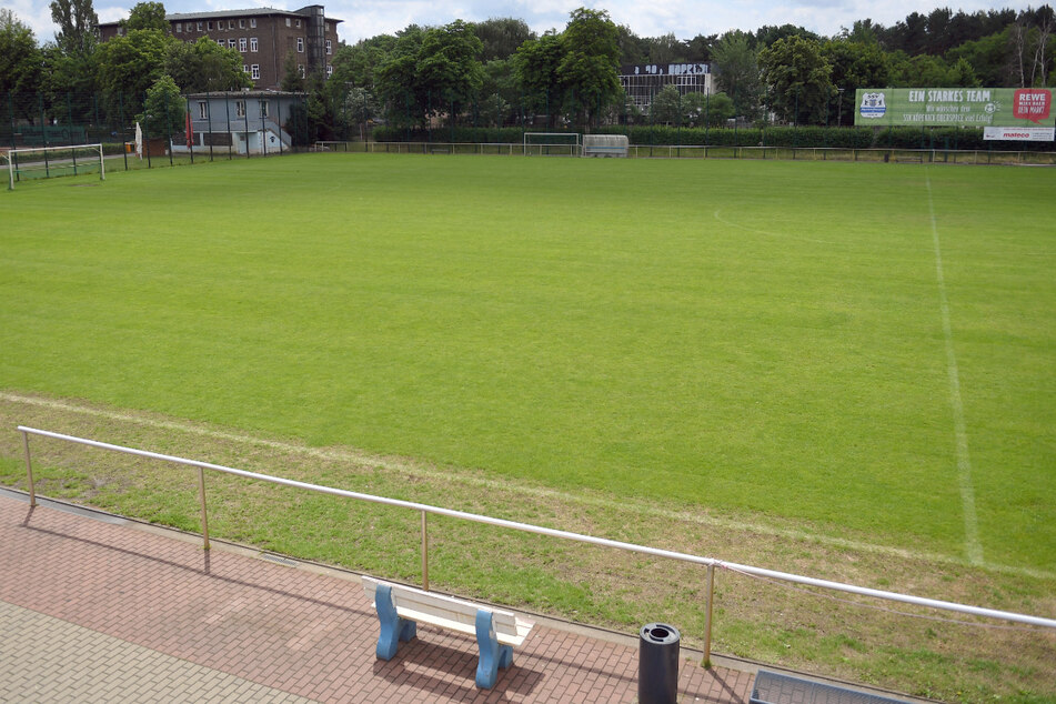 Blick über den Rasenfußballplatz des Käthe-Tucholla-Stadions auf dem Gelände des Sportvereins SSV Köpenick-Oberspree.