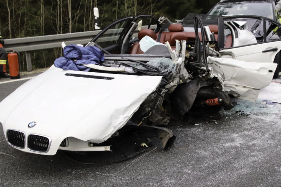 Ein junger BMW-Fahrer musste aus dem Wrack seines Wagens befreit werden.