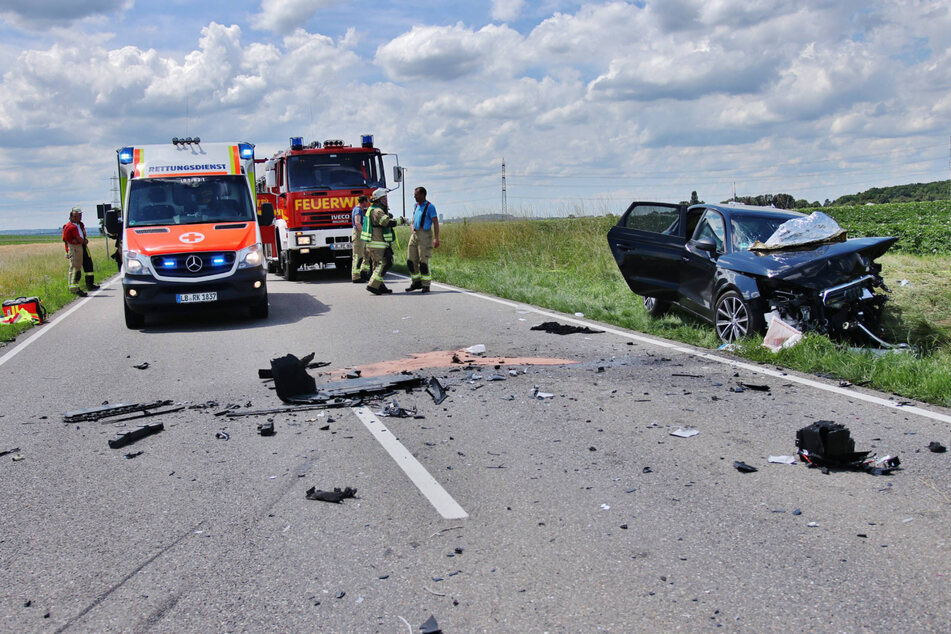 Rettungskräfte sind an der Unfallstelle vor Ort.