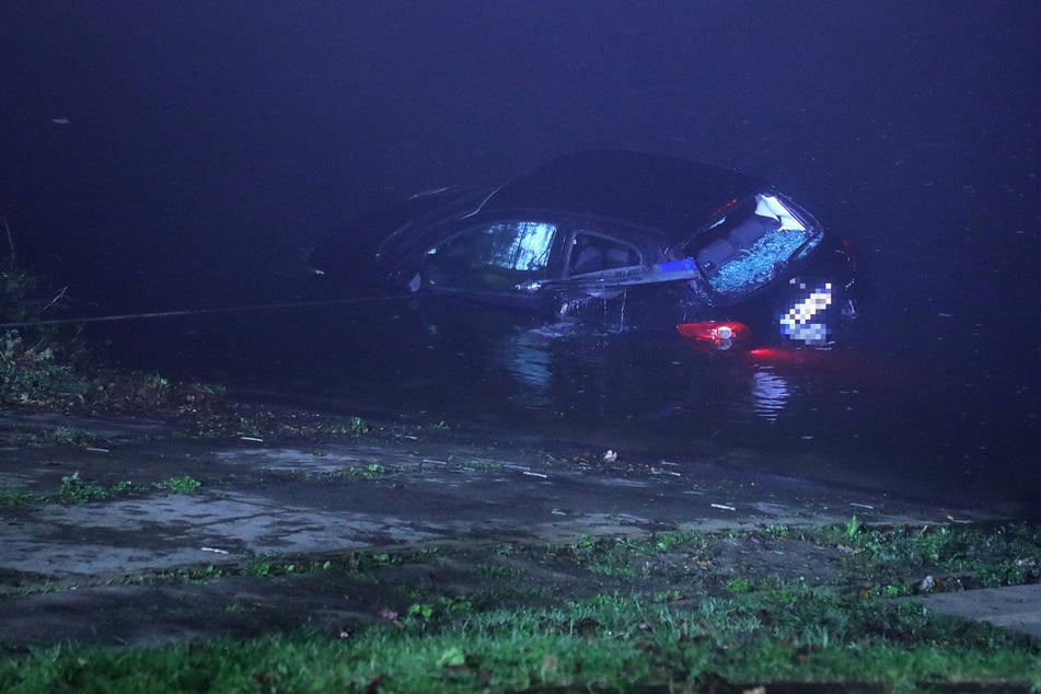 Am Montagabend rollte ein Auto an einem Bootsanleger in die Elbe.