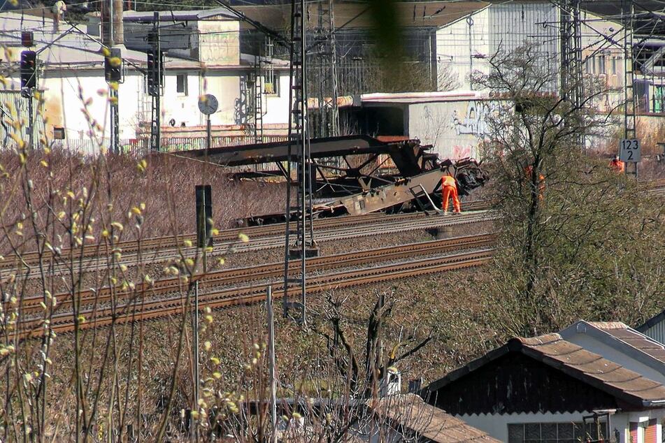 Arbeiter waren am Montag mit der Bergung des entgleisten Güterwaggons beschäftigt.