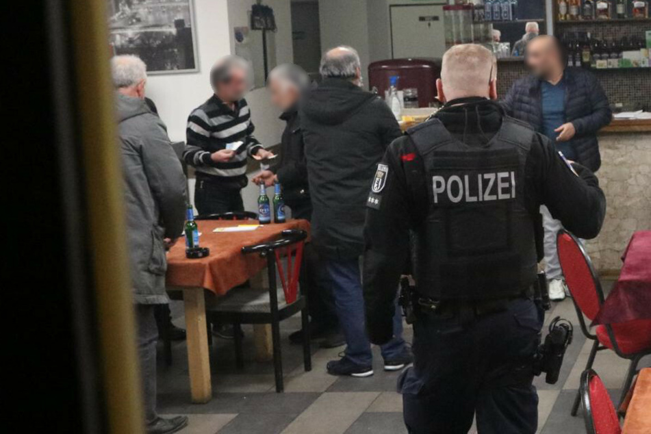 Bei einer Kontrolle zur Einhaltung der Corona-Maßnahmen hat die Polizei Berlin am späten Dienstagabend ein Café in Berlin-Neukölln überprüft.