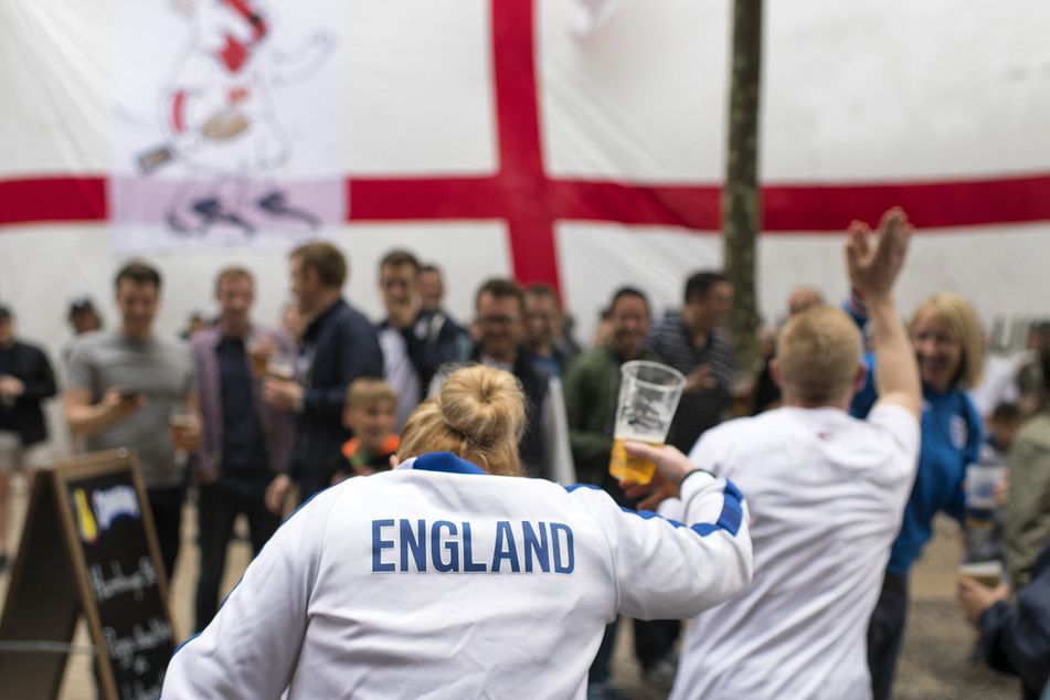Die englischen Fußballfans werden in Deutschland im Sommer durchschnittlich leicht stärkeres Bier serviert bekommen.