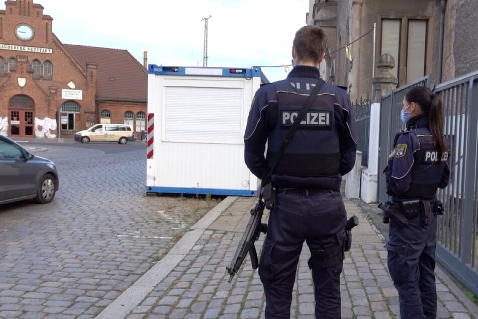 Schwer bewaffnete Polizisten stehen am Dienstag vor der Synagoge in Magdeburg.
