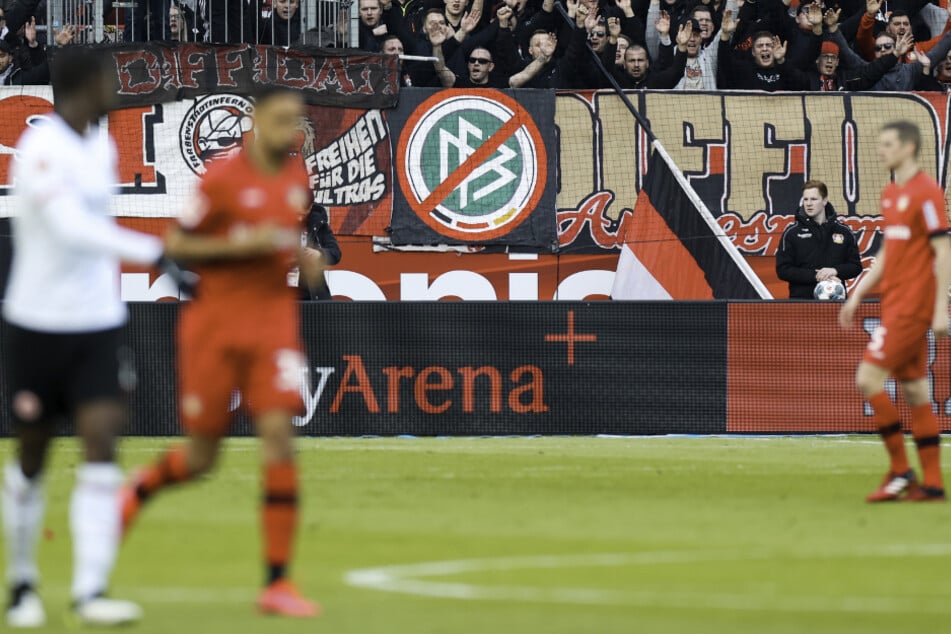Leverkusens Fans zeigen eine Fahne mit durchgestrichenem DFB-Logo.