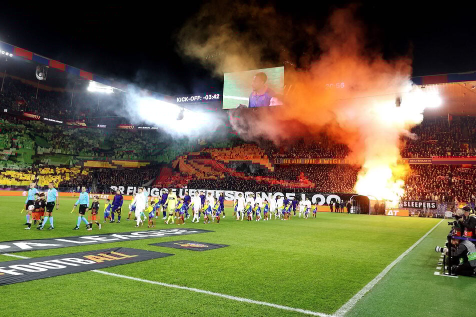Ihre geplante Choreografie konnten die Basel-Fans dennoch zeigen, Pyro gab es zudem reichlich.