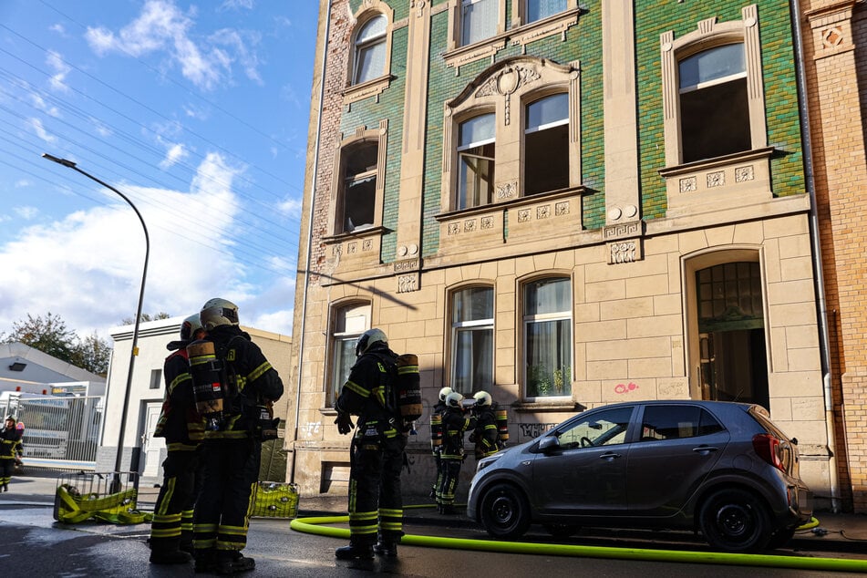 Feuer bricht in Altbau-Wohnung aus: 22 Menschen evakuiert - Krankenhaus
