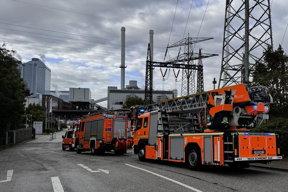 Die Feuerwehr ist mit etwa 50 Einsatzkräften vor Ort.