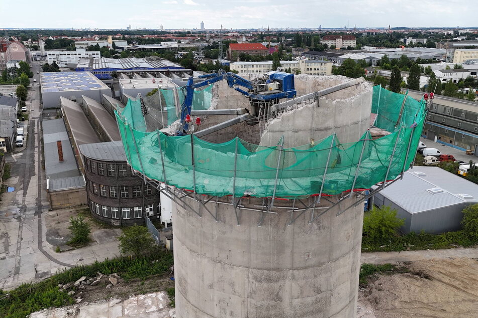 Stück für Stück gräbt der Bagger den Schornstein ab.