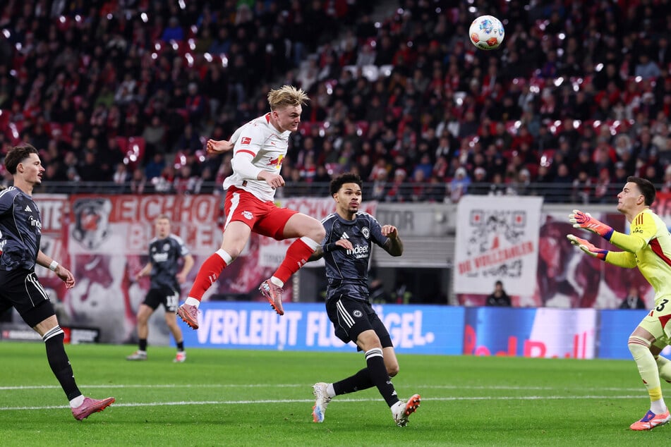 Conrad Harder (in der Luft) überwindet Eintracht-Torhüter Michael Zetterer (r.).